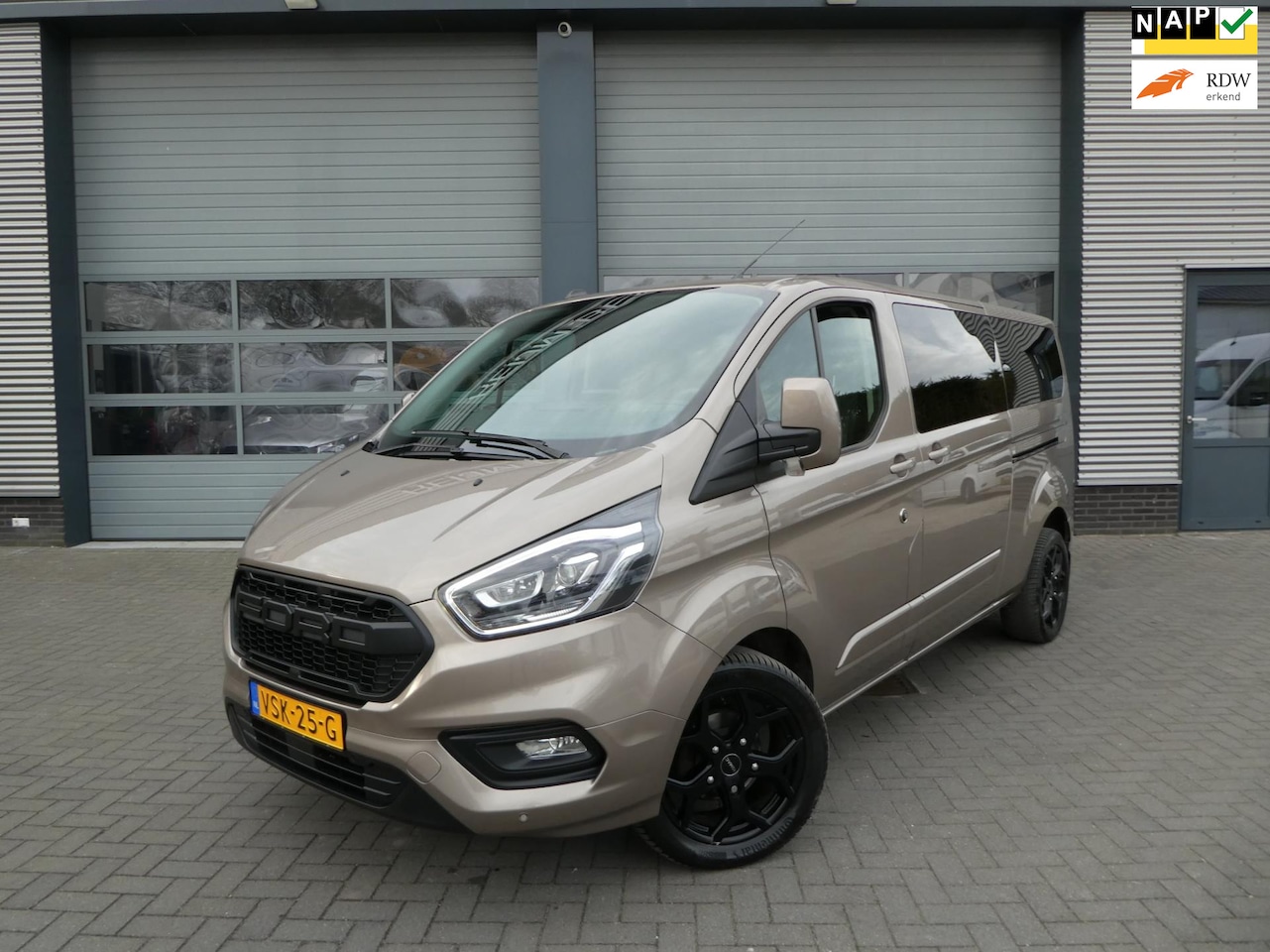 Ford Transit Custom - 300 2.0 TDCI 170 pk L2H1 Limited DC 2 x schuifdeur airco navigatie - AutoWereld.nl