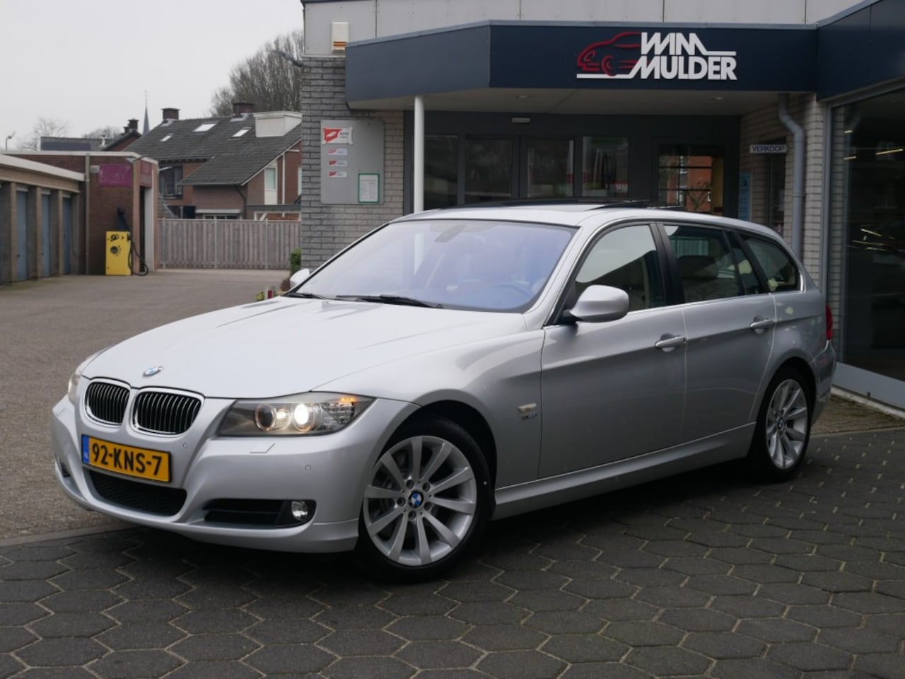 BMW 3-serie - 330XI BNS STYLE   **Clima//Navi//Pan.dak//Leer//Lm//Th **  YOUNG - AutoWereld.nl