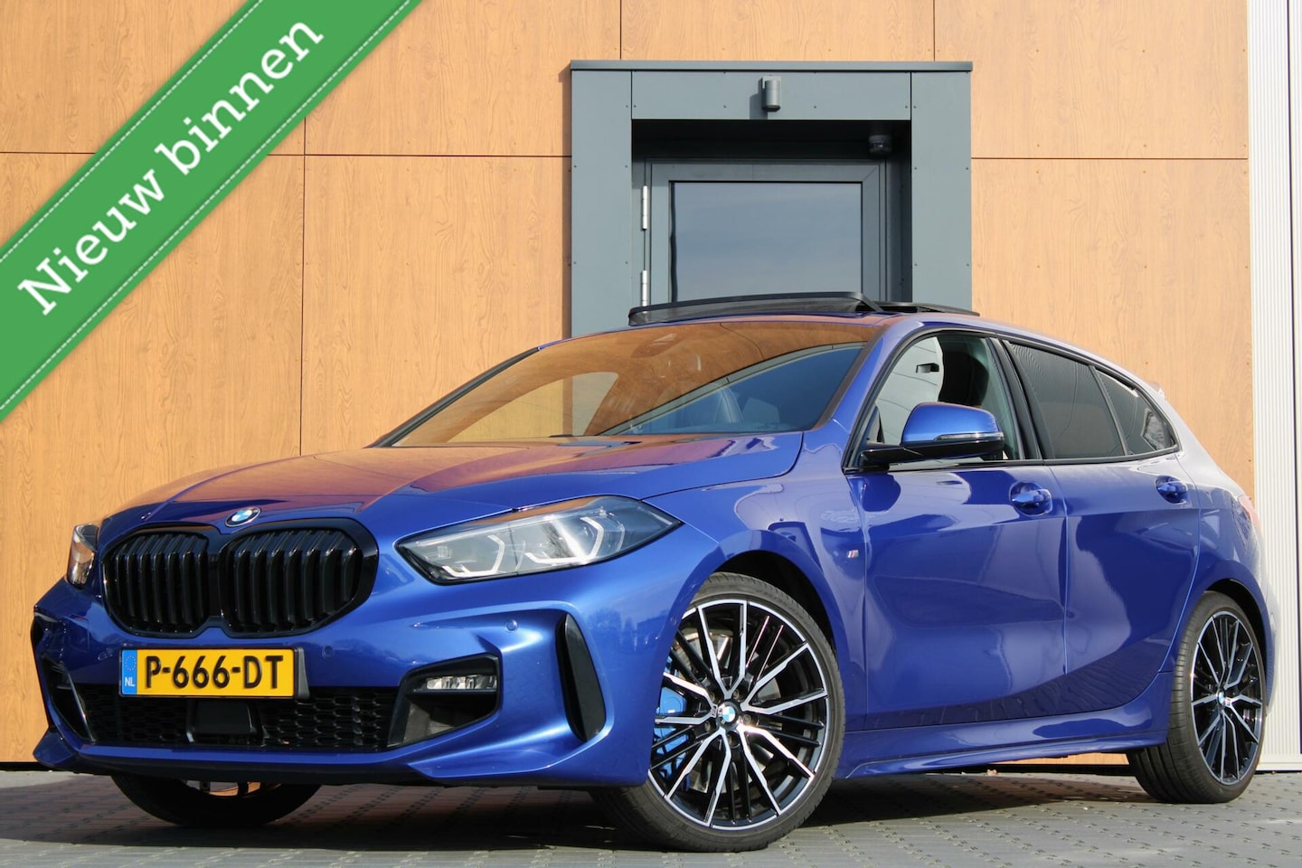 BMW 1-serie - 120i M-Sport | Pano | LED | Camera | Leder - AutoWereld.nl