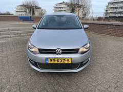 Volkswagen Polo - 1.4-16V Comfortline Auto heeft klein parkeer deukje in deur en dorpel verder in nieuw staa