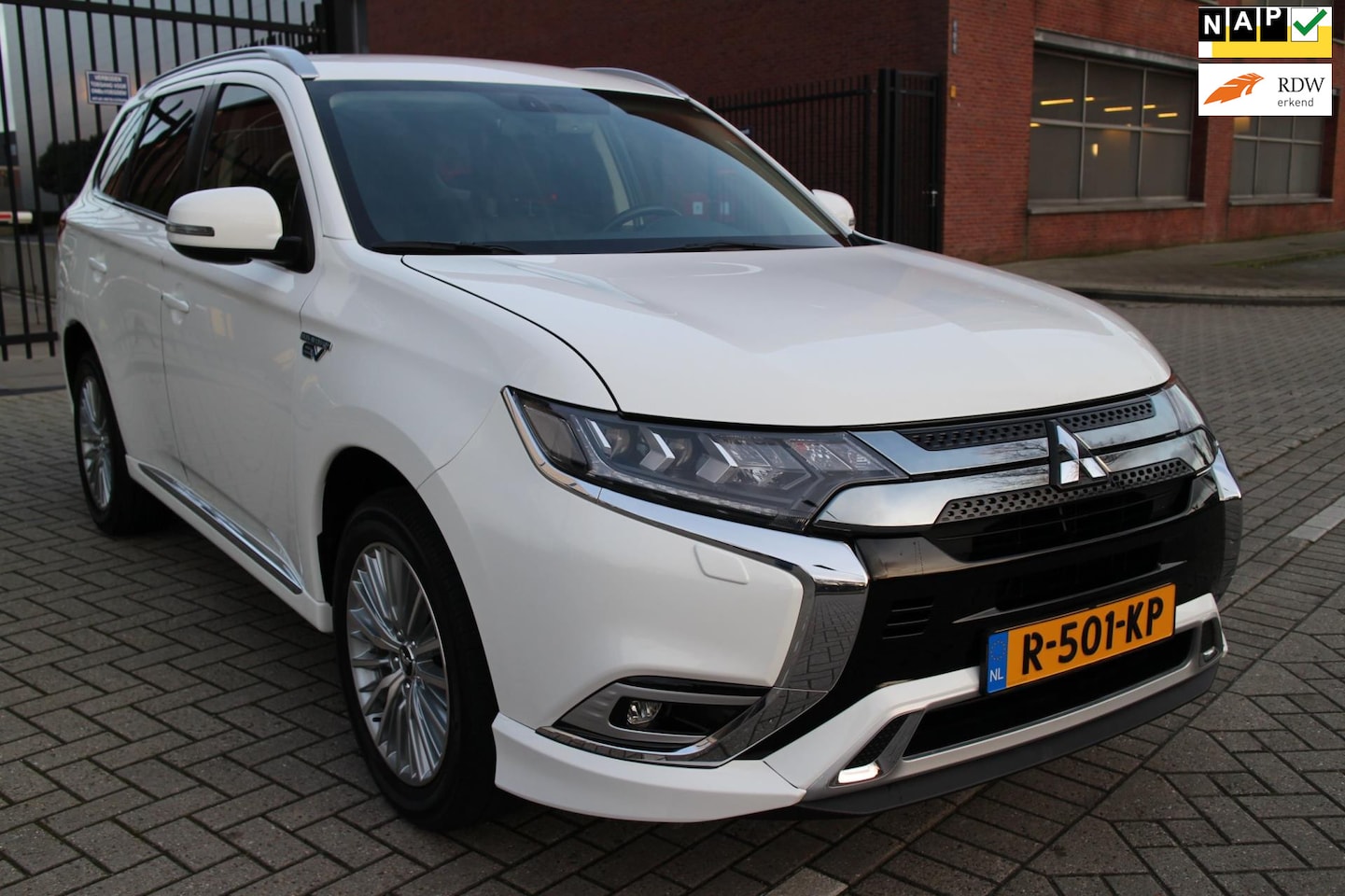 Mitsubishi Outlander - 2.4 PHEV S-Edition_HALF LEDER_CAMERA_NETTE AUTO - AutoWereld.nl