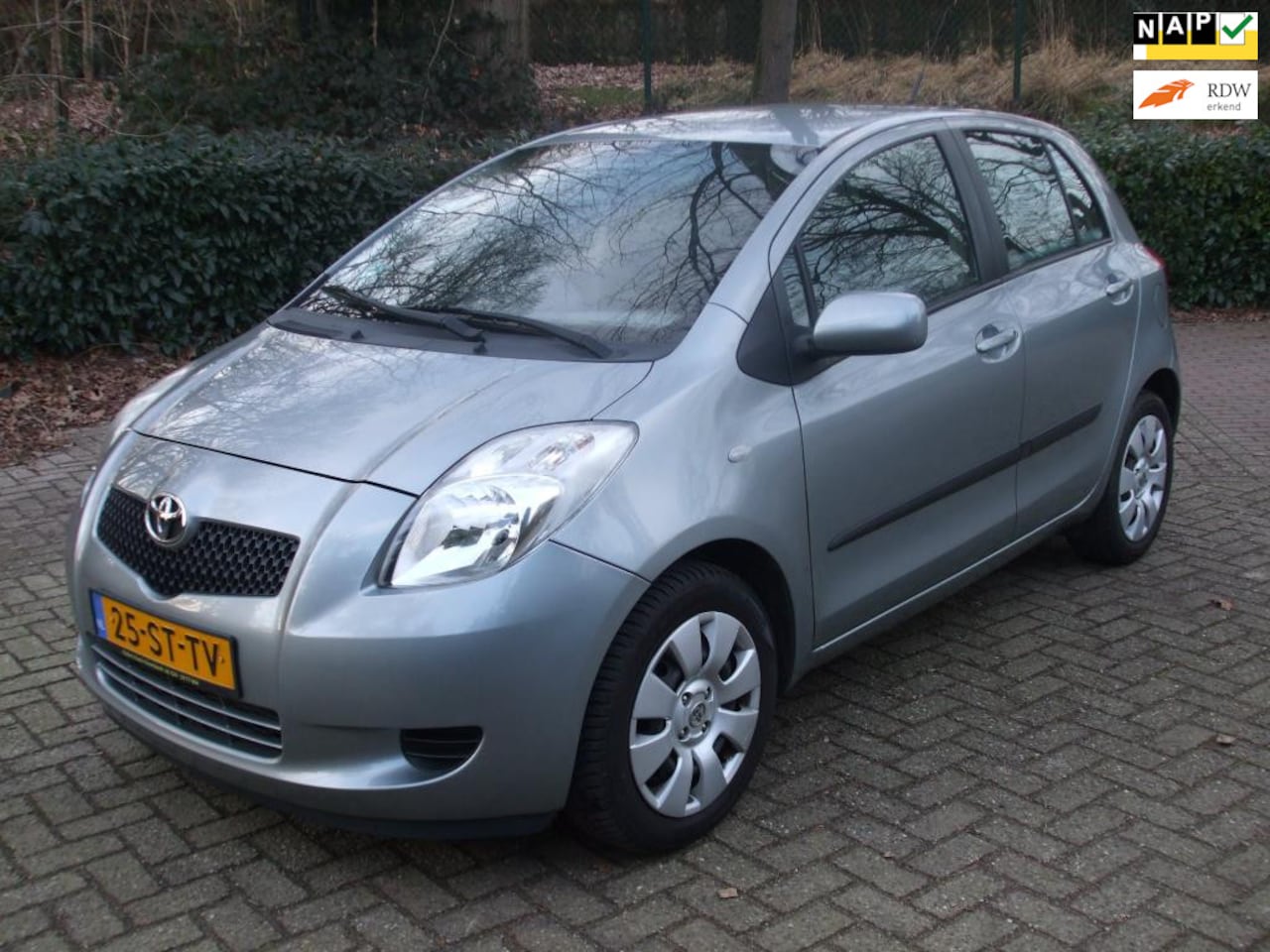 Toyota Yaris - 1.3 VVTi Sol airco 5 deurs 168 dkm NAP grijs - AutoWereld.nl