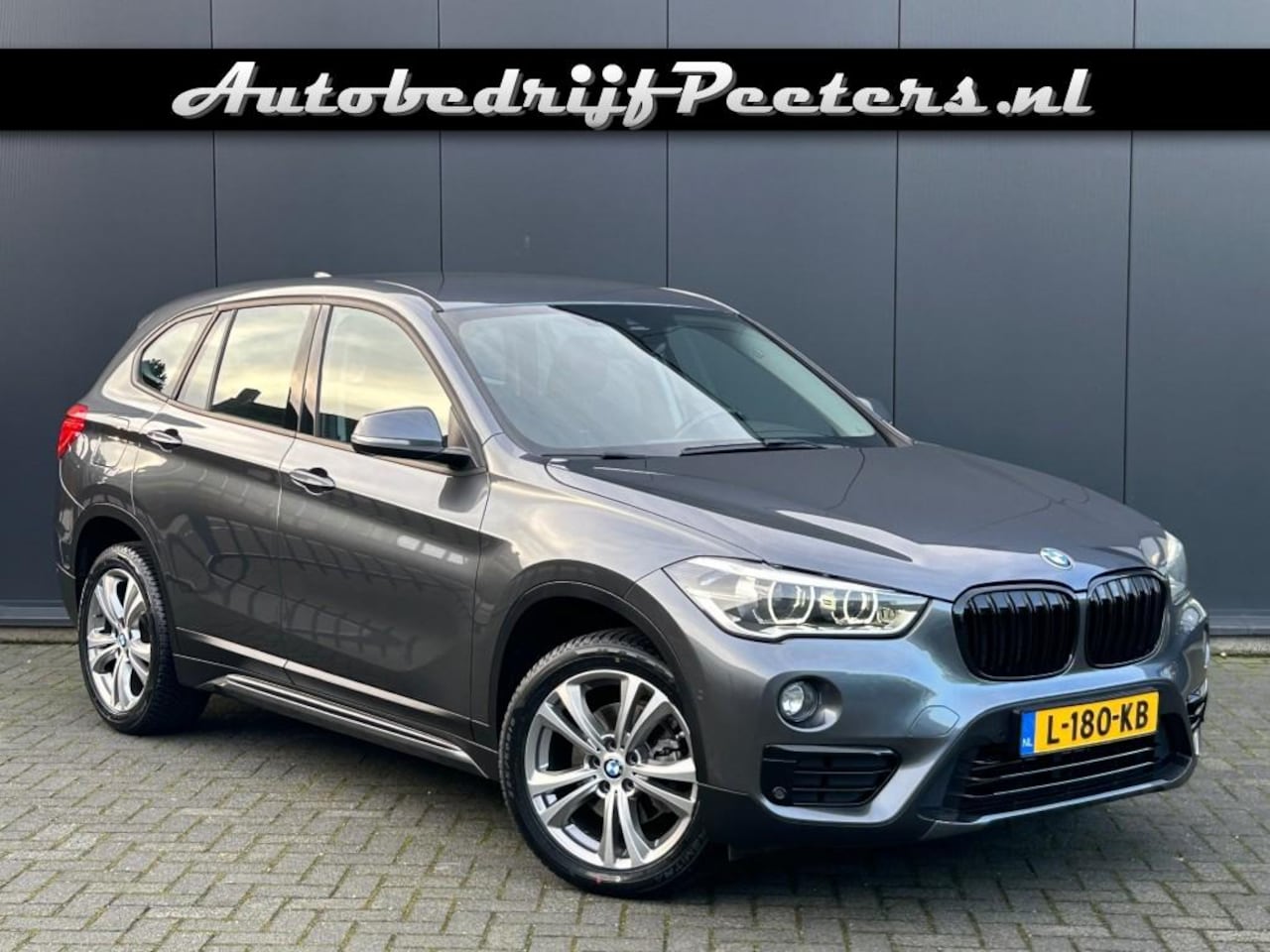 BMW X1 - sDrive18i Sport Line Aut. sportstoelen LED Carplay Trekhaak - AutoWereld.nl