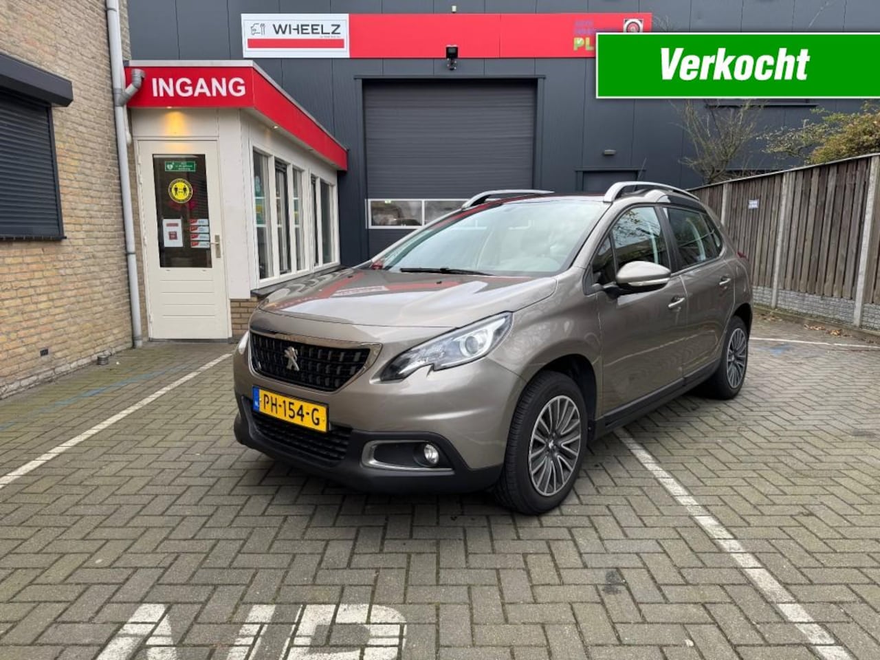 Peugeot 2008 - 1.2 automaat - panoramadak - navigatie - ecc - AutoWereld.nl