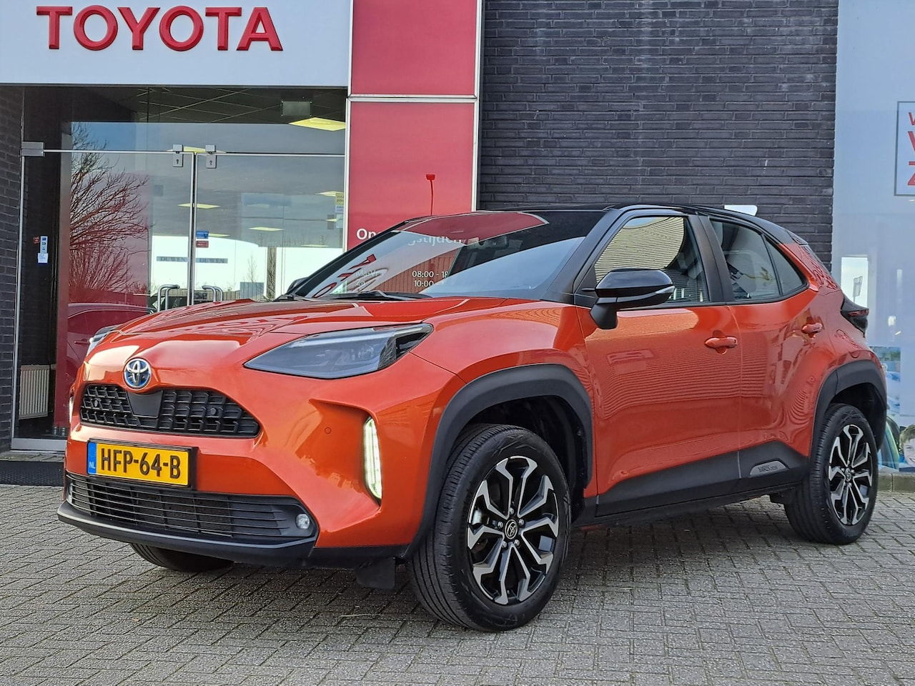 Toyota Yaris Cross - 1.5 HYBRID DYNAMIC APPLE/ANDROID BI-TONE PARK-SENSOREN DODEHOEK-DETECTIE TREKHAAK - AutoWereld.nl