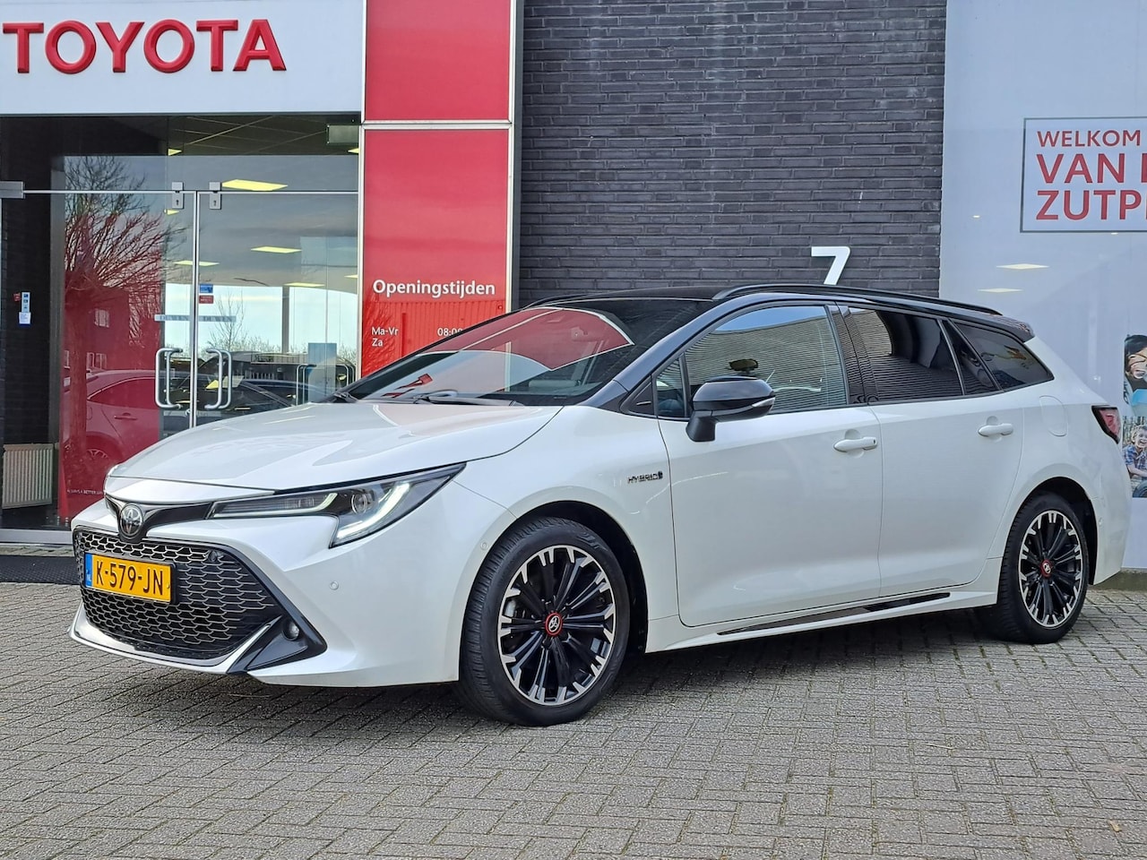 Toyota Corolla Touring Sports - 1.8 Hybrid GR-Sport TWO-TONE CAMERA LUXE BEKLEDING - AutoWereld.nl