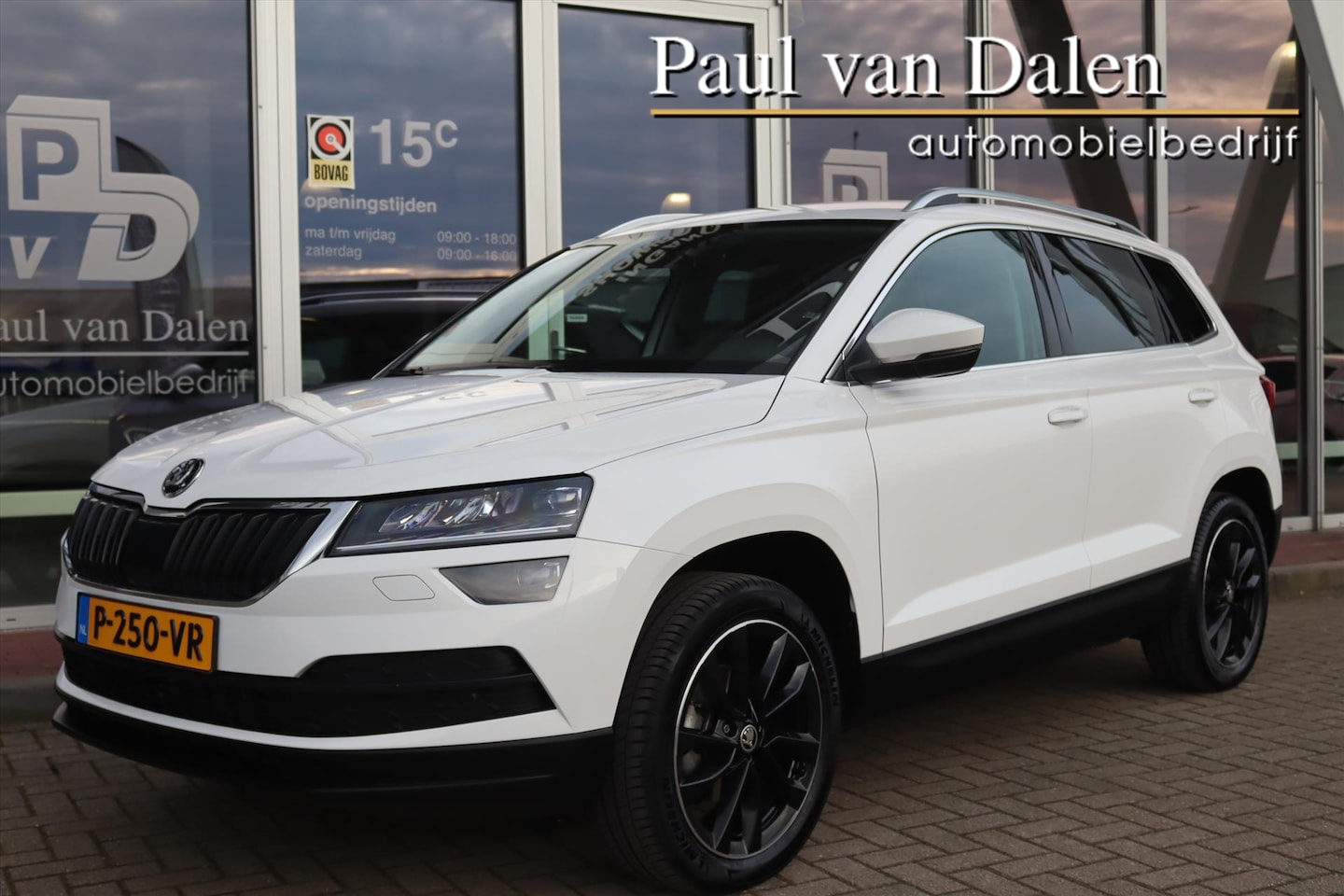 Skoda Karoq - 1.5TSI 150PK AUTOMAAT STYLE Navi | Trekhaak | Keyless | Camera | Stoel/stuurverw | 18 Inch - AutoWereld.nl