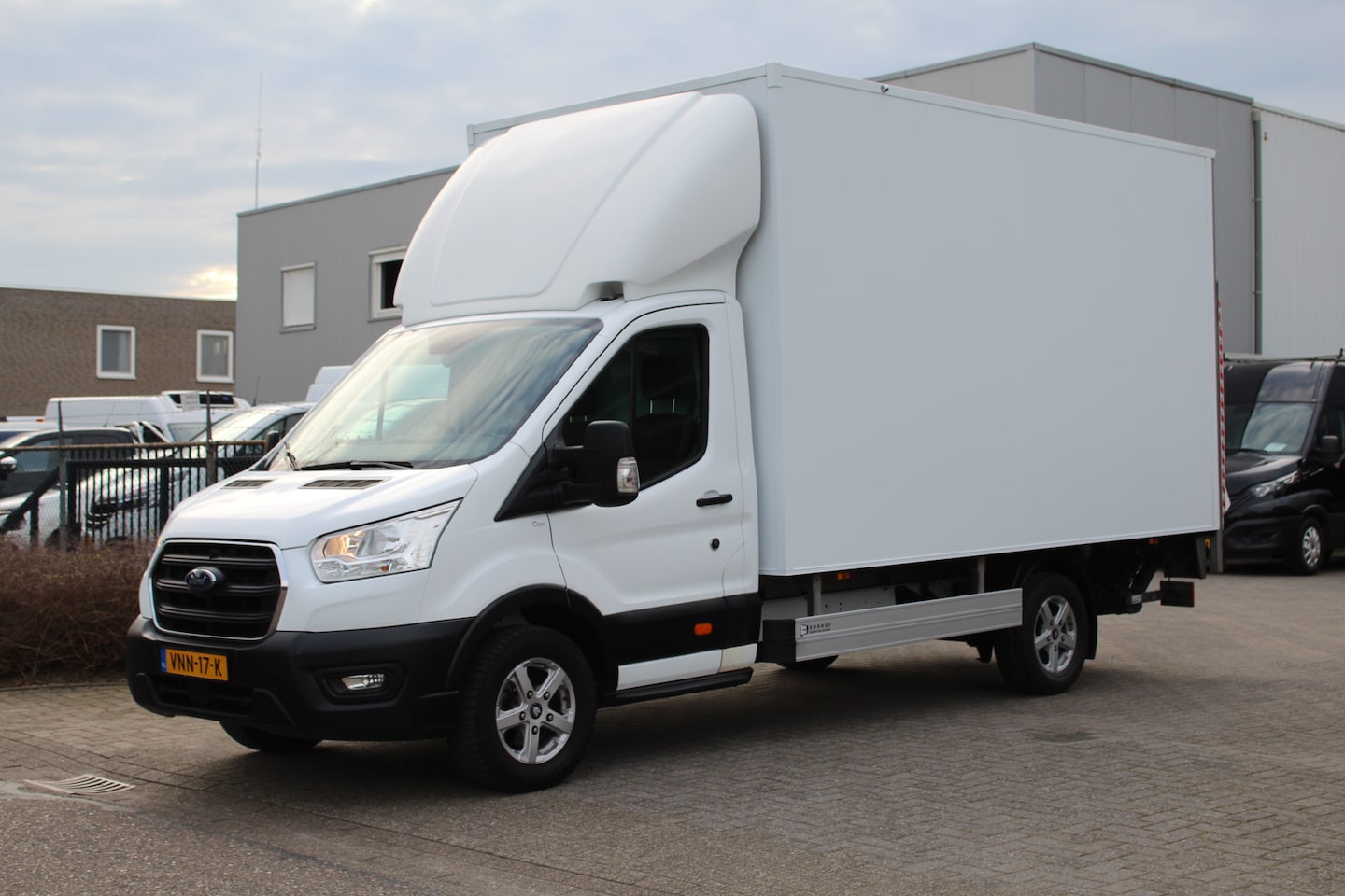 Ford Transit - 350 2.0 TDCI 130PK Euro6 L4 Trend 21M3 Bakwagen ✓ 750KG Laadklep ✓ Zijdeur - AutoWereld.nl