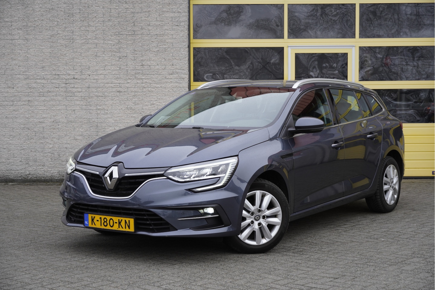 Renault Mégane Estate - 1.3 TCe 141PK! Business Zen BJ2021 Led V+A | Pdc | Navi | Trekhaak | Keyless entry | Achte - AutoWereld.nl