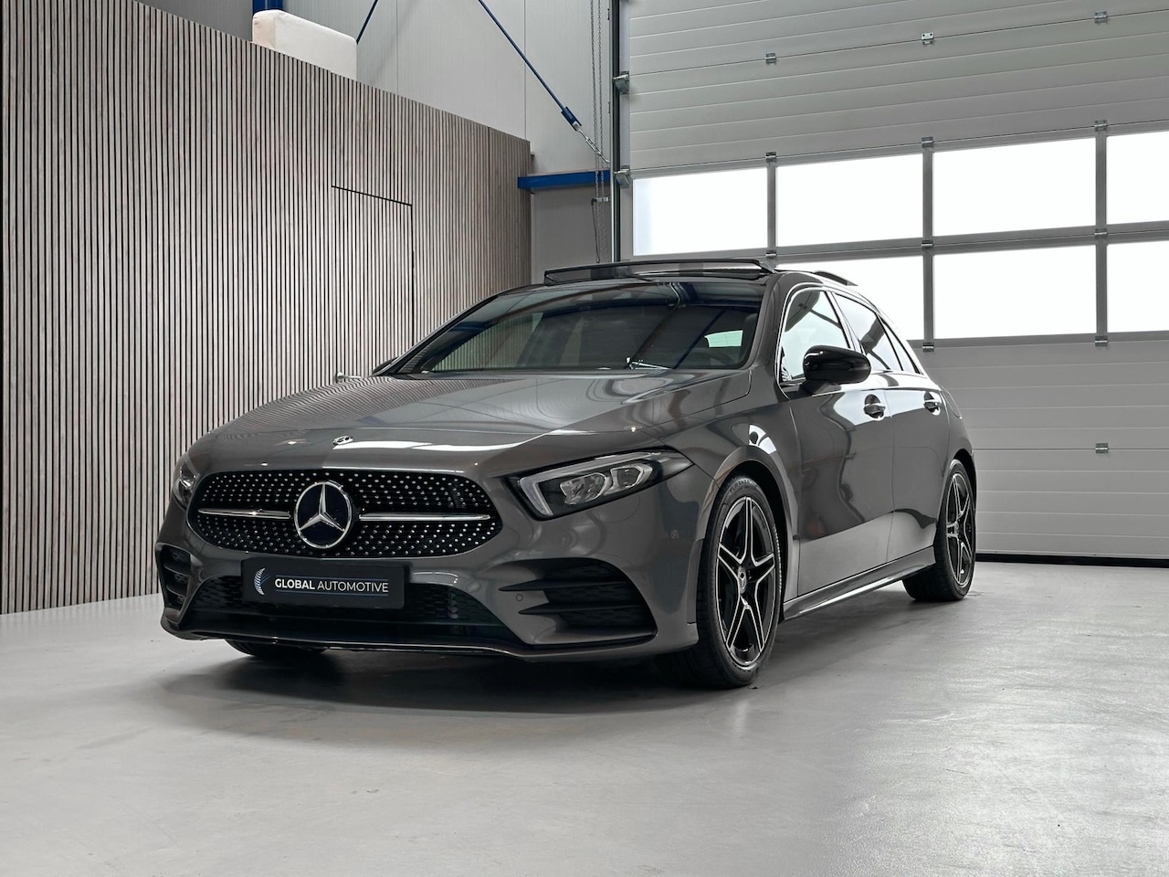 Mercedes-Benz A-klasse - A200 AMG PAKKET - 8300 KM - 1 EIGENAAR - DEALER ONDERHOUDEN - PANORAMADAK - SFEER VERLICHT - AutoWereld.nl