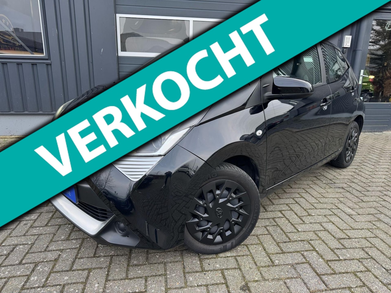 Toyota Aygo - 1.0 VVT-i / X-PLAY / BLACK EDITION / CAMERA / APPLE CARPLAY / FULL OPTIONS - AutoWereld.nl