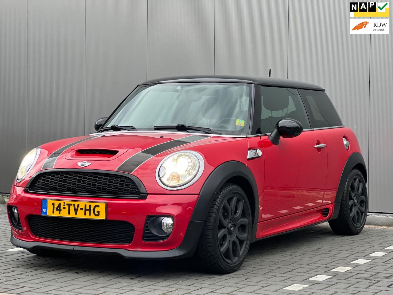 MINI Cooper S - Mini 1.6 Chili | Xenon | 18 inch | Leder | John Cooper Works Pakket | - AutoWereld.nl