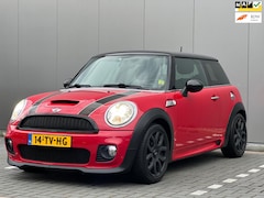 MINI Cooper S - 1.6 Chili | Xenon | 18 inch | Leder | John Cooper Works Pakket |