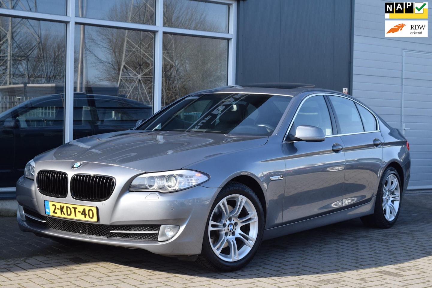 BMW 5-serie - 520i Upgrade Edition | Automaat | Comfortzetels | Dak | NAP + APK 2-2026 ! - AutoWereld.nl