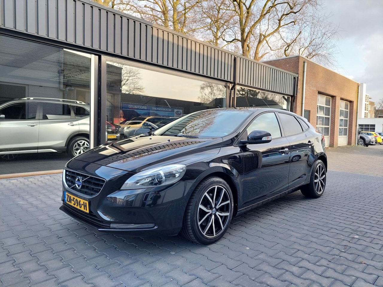 Volvo V40 - 1.6T2 Momentum1 jaar garantie Nieuwe distributieriem Navi Clima Cruise PDC Trekhaak Regens - AutoWereld.nl