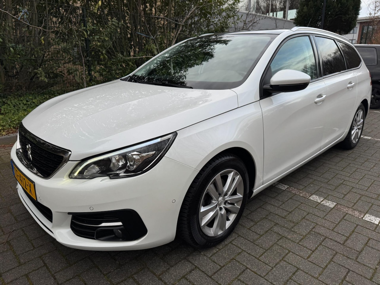 Peugeot 308 SW - 1.2 PureTech Blue Lease Executive / Pano'dak / ParkAssist / LED - AutoWereld.nl