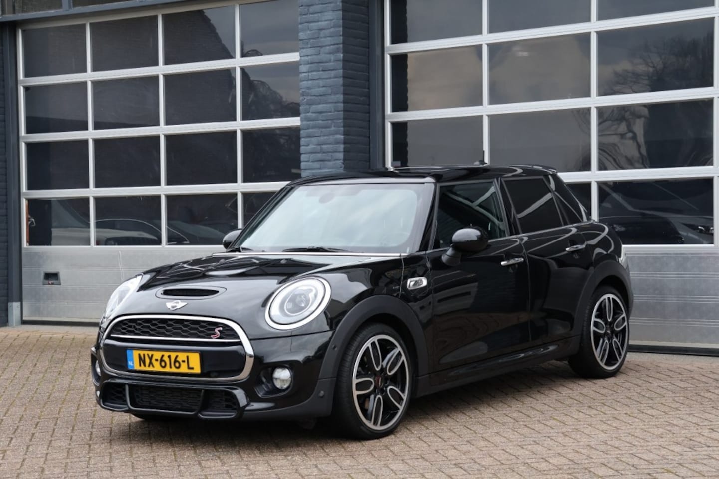 MINI Cooper S - 2.0 COOP.S  -JCW- panoramadak, leder, navigatie - AutoWereld.nl