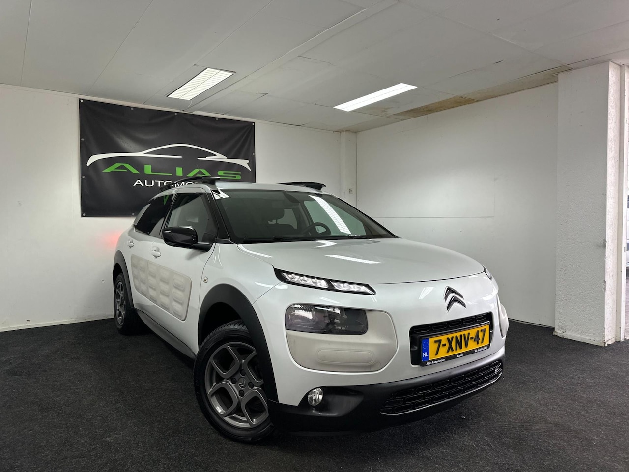 Citroën C4 Cactus - 1.2 VTi Shine - Navigatie - Cruise - Camera - USB - NAP! - AutoWereld.nl