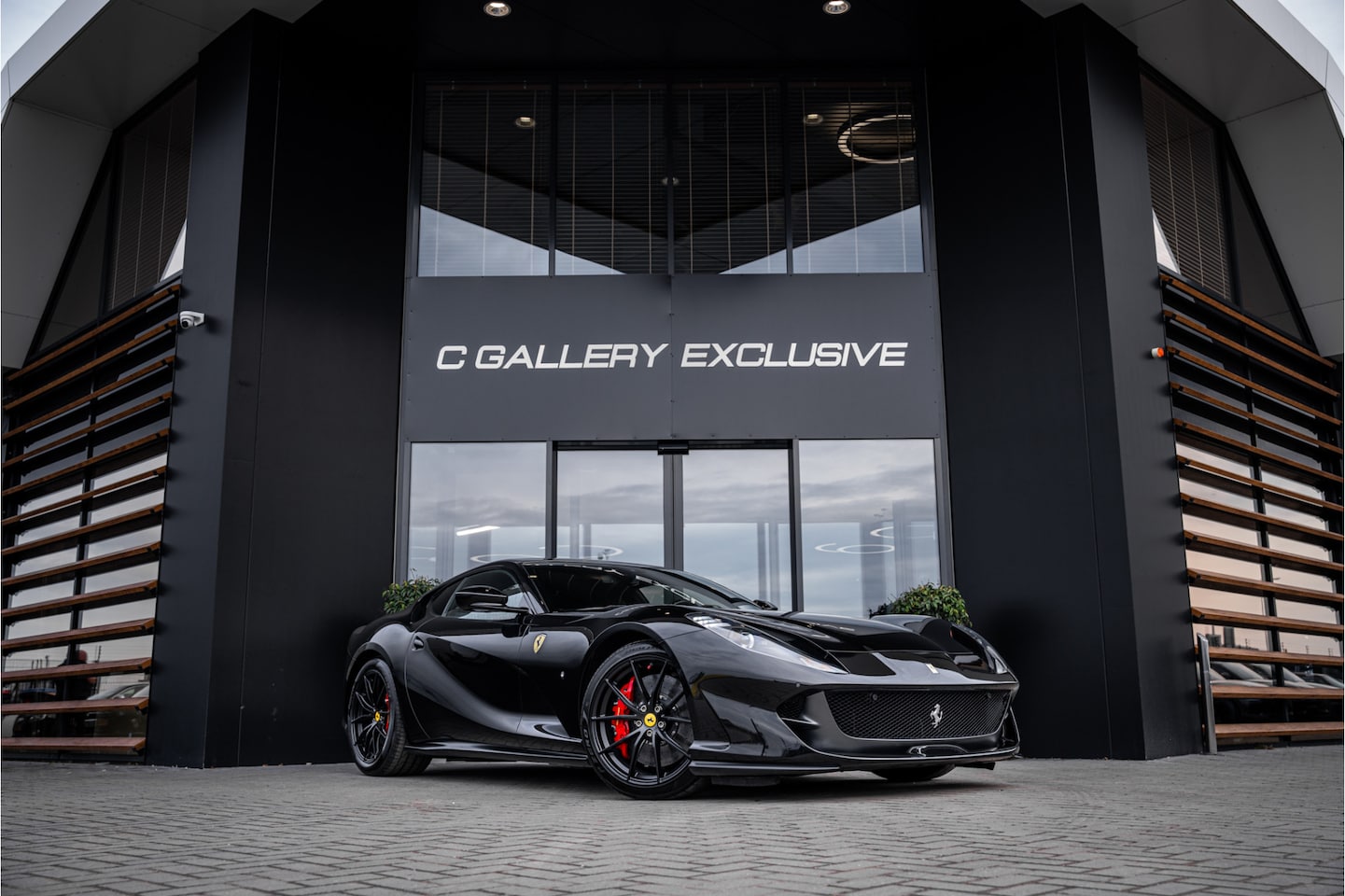 Ferrari 812 Superfast - 6.5 V12 HELE Lift | Passenger Display | Black on Black - AutoWereld.nl