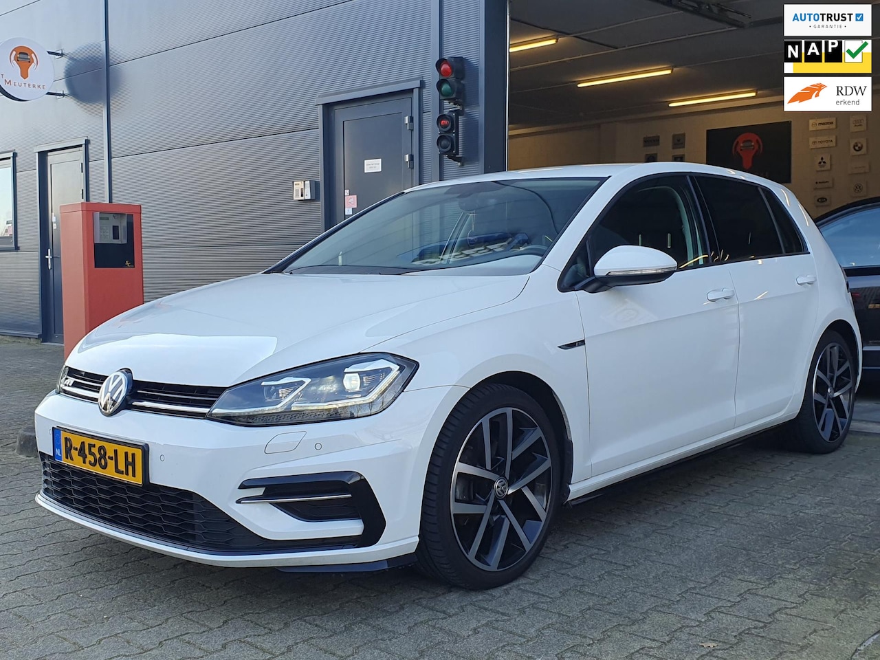 Volkswagen Golf - 1.5 TSI Highline Business R-Line - CARPLAY / ALCANTARA / FLIPPERS / P.SENSOREN V+A / STOEL - AutoWereld.nl