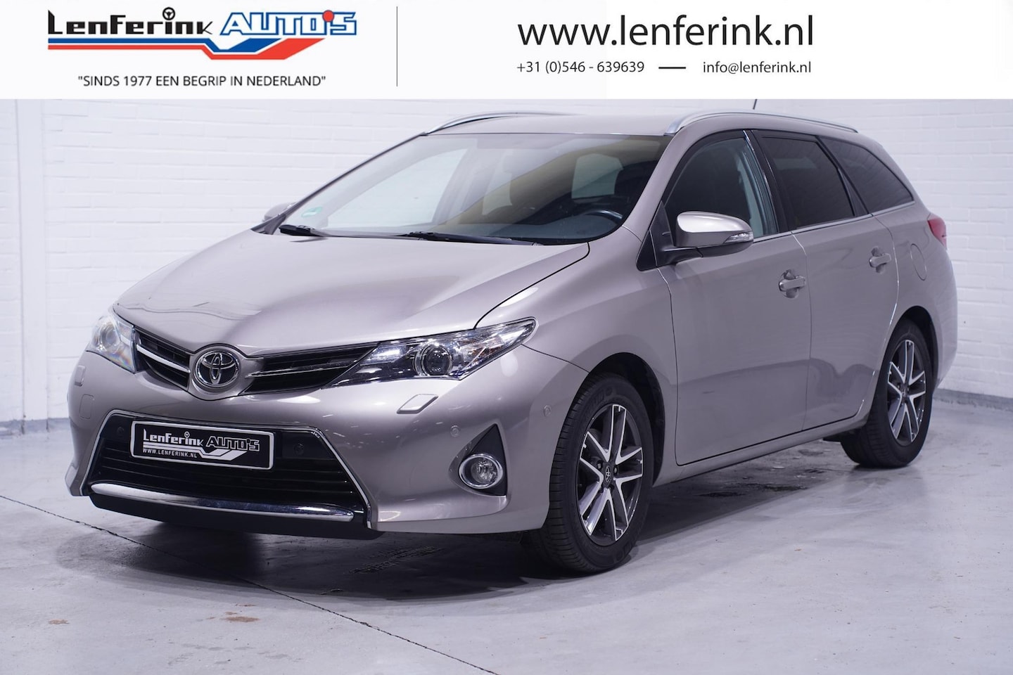 Toyota Auris - 1.8 Hybrid First Edition navigatie camera private glas lmv 16" stoelverwarming climate con - AutoWereld.nl