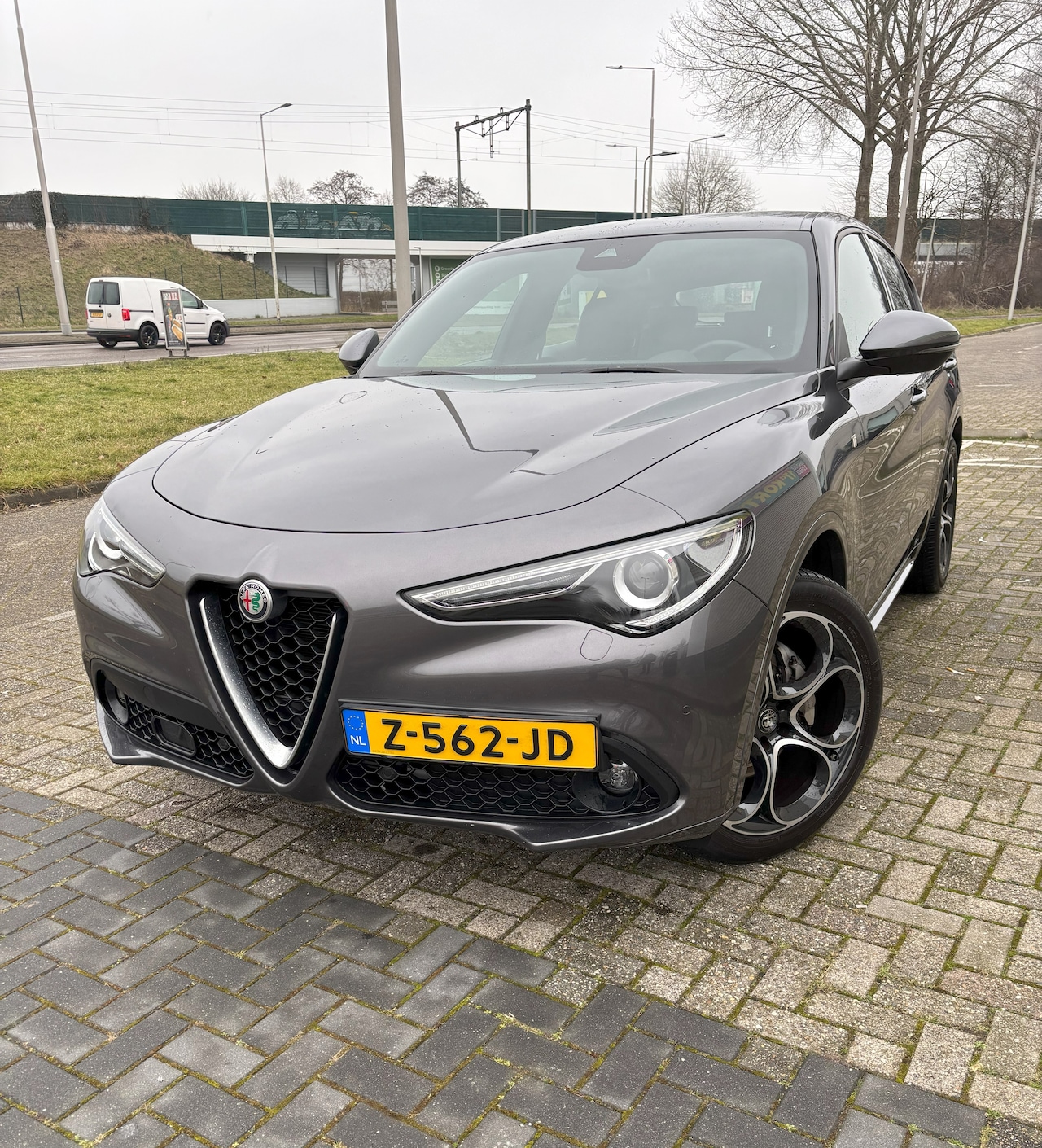 Alfa Romeo Stelvio - 2.2 JTD AWD Ti Grigo Vesuvio / 20 inch LMV - AutoWereld.nl