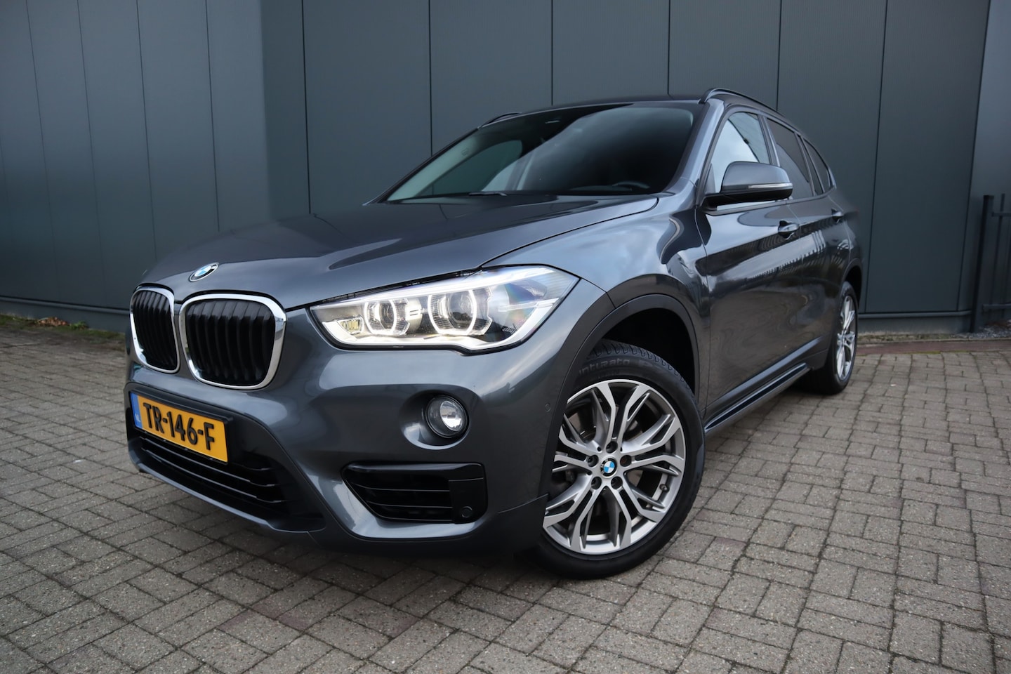 BMW X1 - sDrive20i High Executive 192 Pk Sportleder Head-up display  Led Trekhaak - AutoWereld.nl