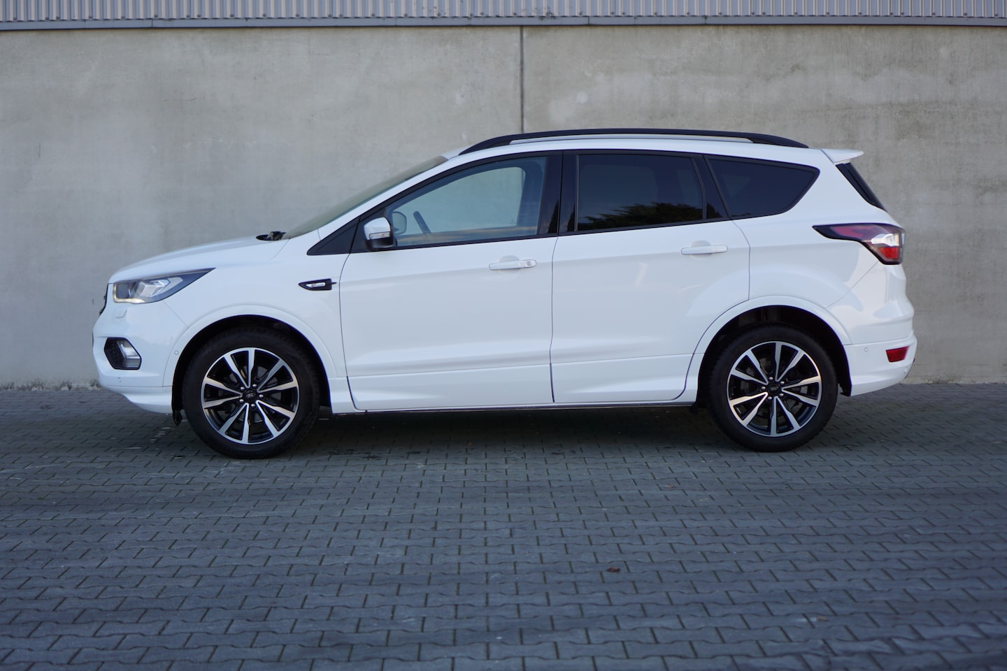 Ford Kuga - 1.5 EcoBoost ST-Line Luxe uitvoering nieuwstaat. - AutoWereld.nl