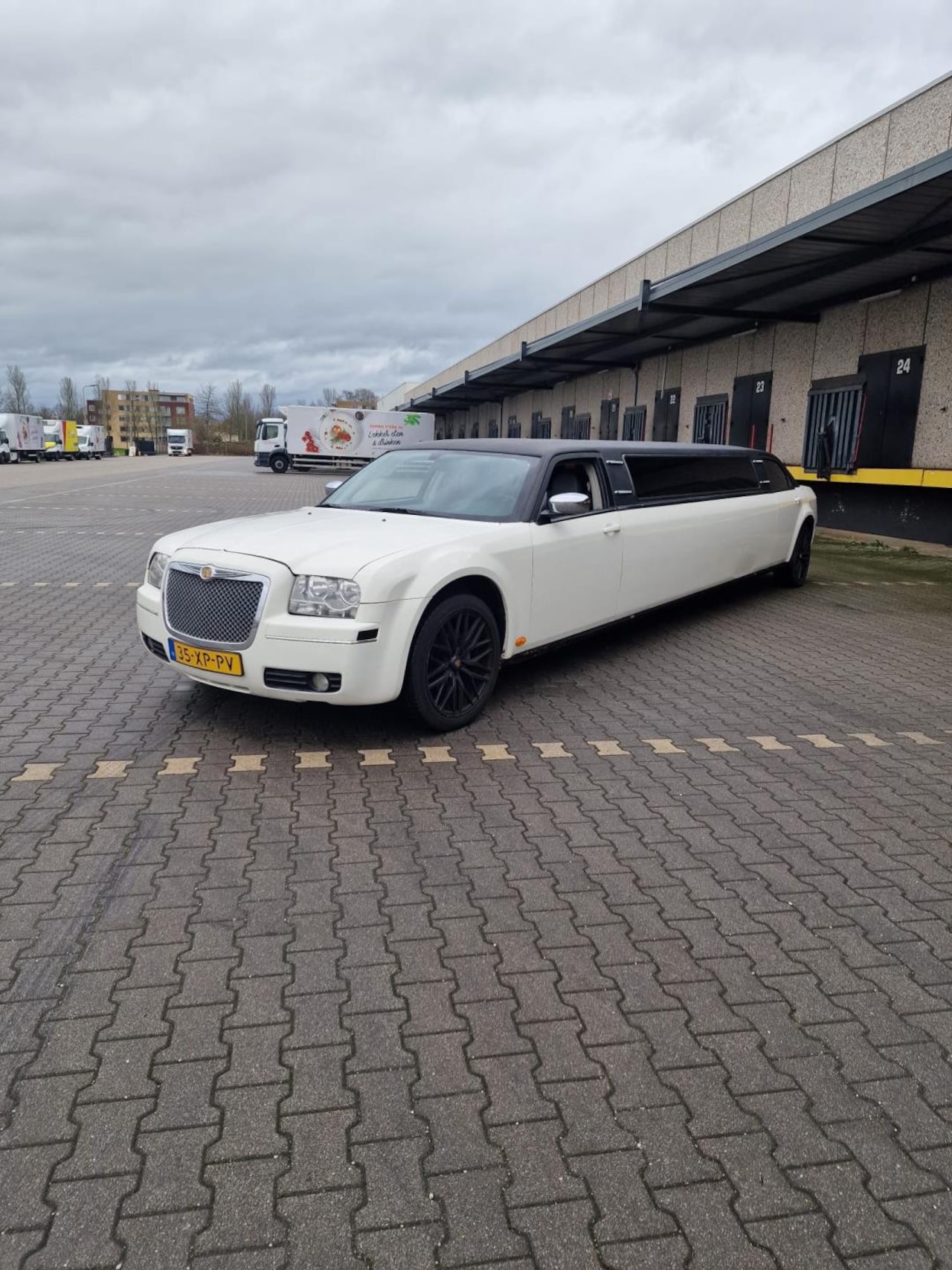 Chrysler 300C - 3.5 V6 Platinum Limousine 9 Personen LPG G3 - AutoWereld.nl