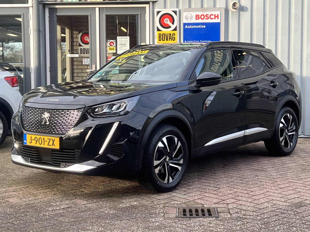 Peugeot 2008 - 1.2 PureTech Allure | AUTOMAAT | NAVIGATIE | TREKHAAK | NIEUW STAAT | - AutoWereld.nl