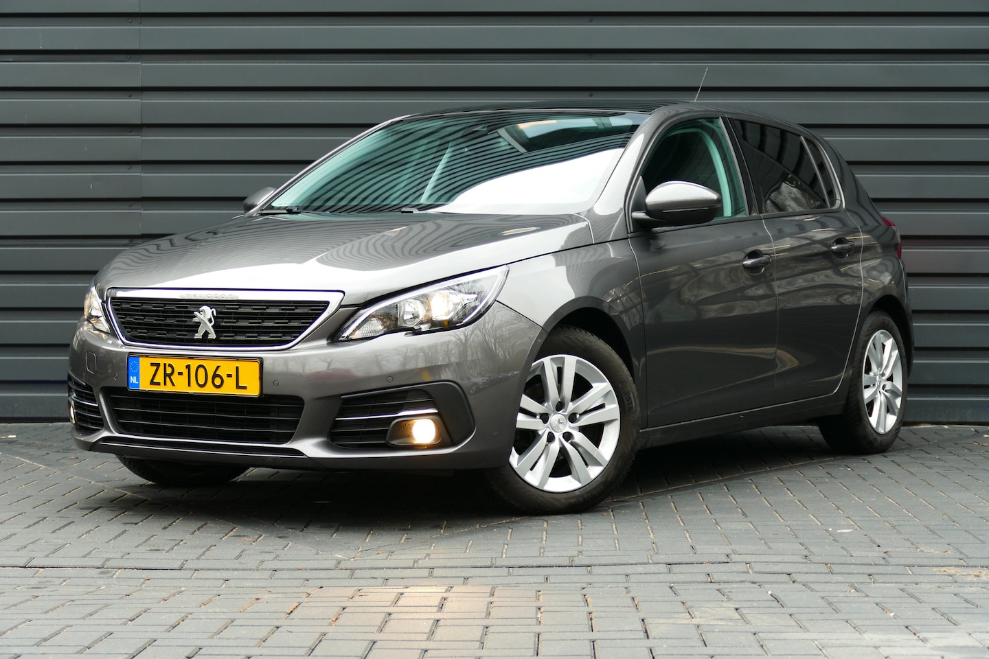 Peugeot 308 - 1.2 PureTech Blue Lease Executive / NAVI / LED / CLIMA / PDC / 16"LMV / PANO.DAK / BLUETOO - AutoWereld.nl