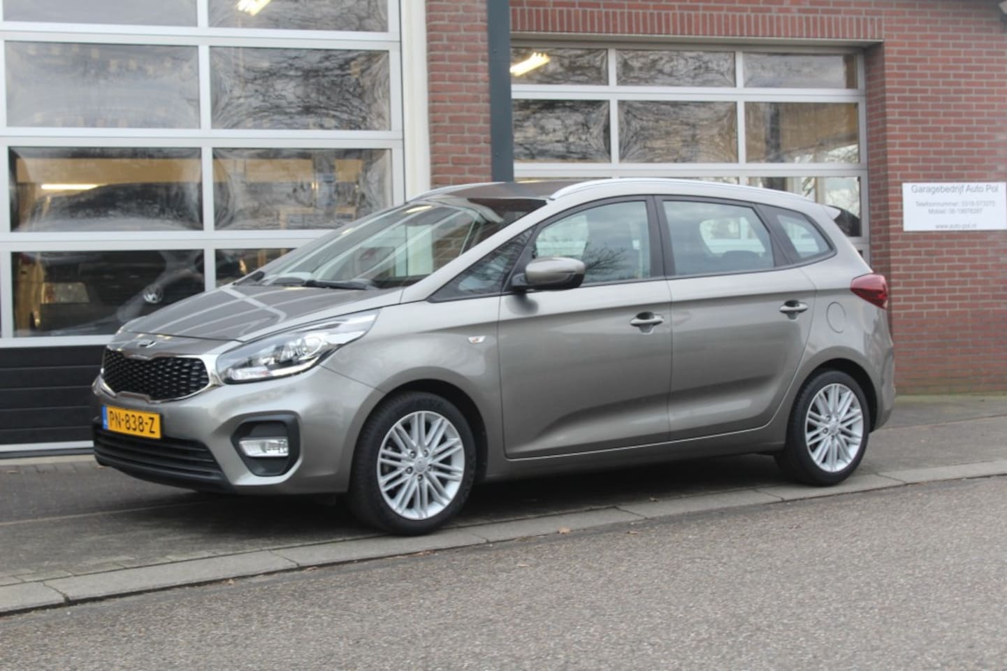 Kia Carens - 1.6 GDI FIRST EDITION 7-PERSOONS / TREKHAAK / CAMERA / NAVI - AutoWereld.nl