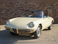 Alfa Romeo Spider - Duetto 1600 Restored condition, "Avorio" with a Black leatherette upholstery, Sensational