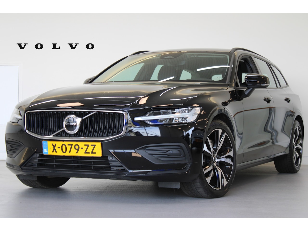 Volvo V60 - B3 163PK Essential | Trekhaak | BLIS | Pilot Assist | Achterb verw | Camera | 18'' LMV | T - AutoWereld.nl