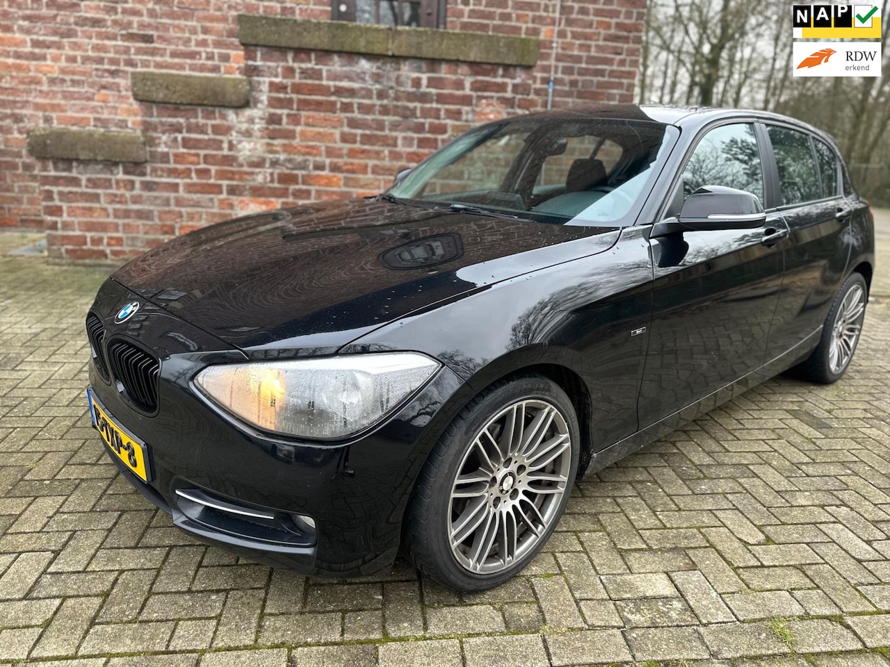 BMW 1-serie - 116i Business+ 5Drs Sport Black Magic - AutoWereld.nl