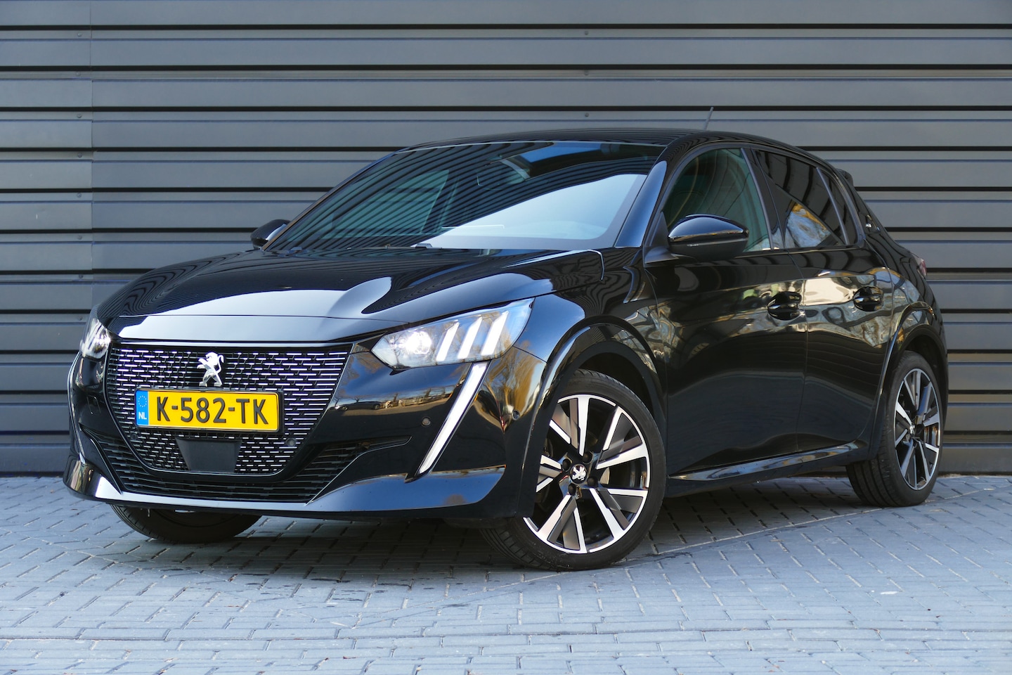 Peugeot 208 - 1.2 PURETECH 130PK 5-DRS GT AUTOMAAT / NAVI / CLIMA / PDC / 17" LMV / CAMERA / PANO.DAK / - AutoWereld.nl