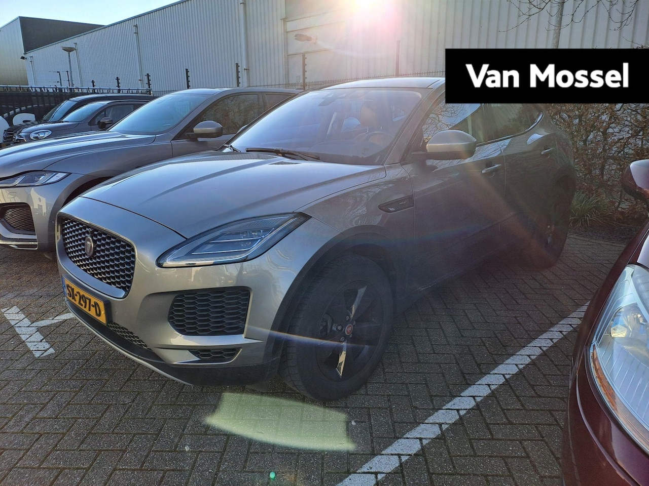 Jaguar E-Pace - 2.0 P300 AWD R-Dynamic HSE | VERWACHT | LEER | CAMERA | PANODAK | NAVIGATIE - AutoWereld.nl