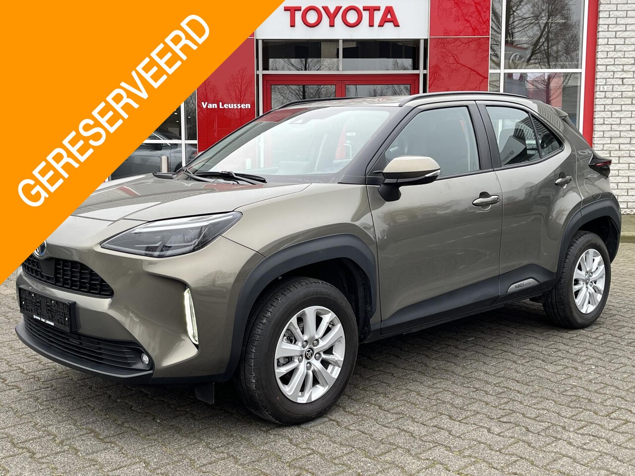 Toyota Yaris Cross - 1.5 HYBRID DYNAMIC NAVI HEAD-UP STOEL/STUURVERW. APPLE/ANDROID EL-ACHTERKLEP KEYLESS - AutoWereld.nl