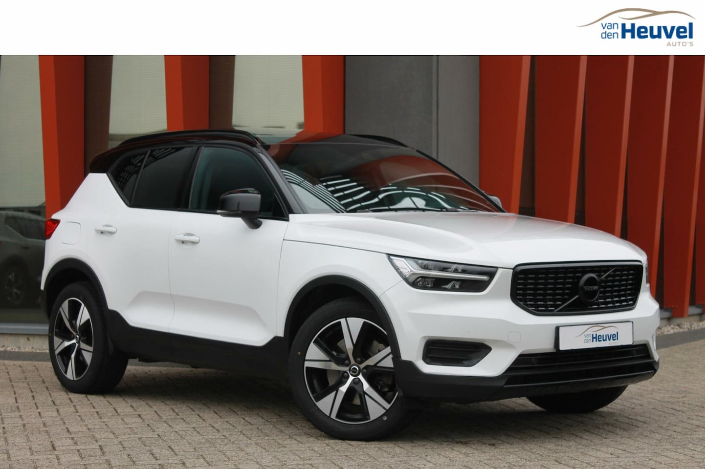 Volvo XC40 - T5 Recharge R-Design | Panoramadak | Leder | Parkeercamera | Electr. stoelen | Keyless | G - AutoWereld.nl