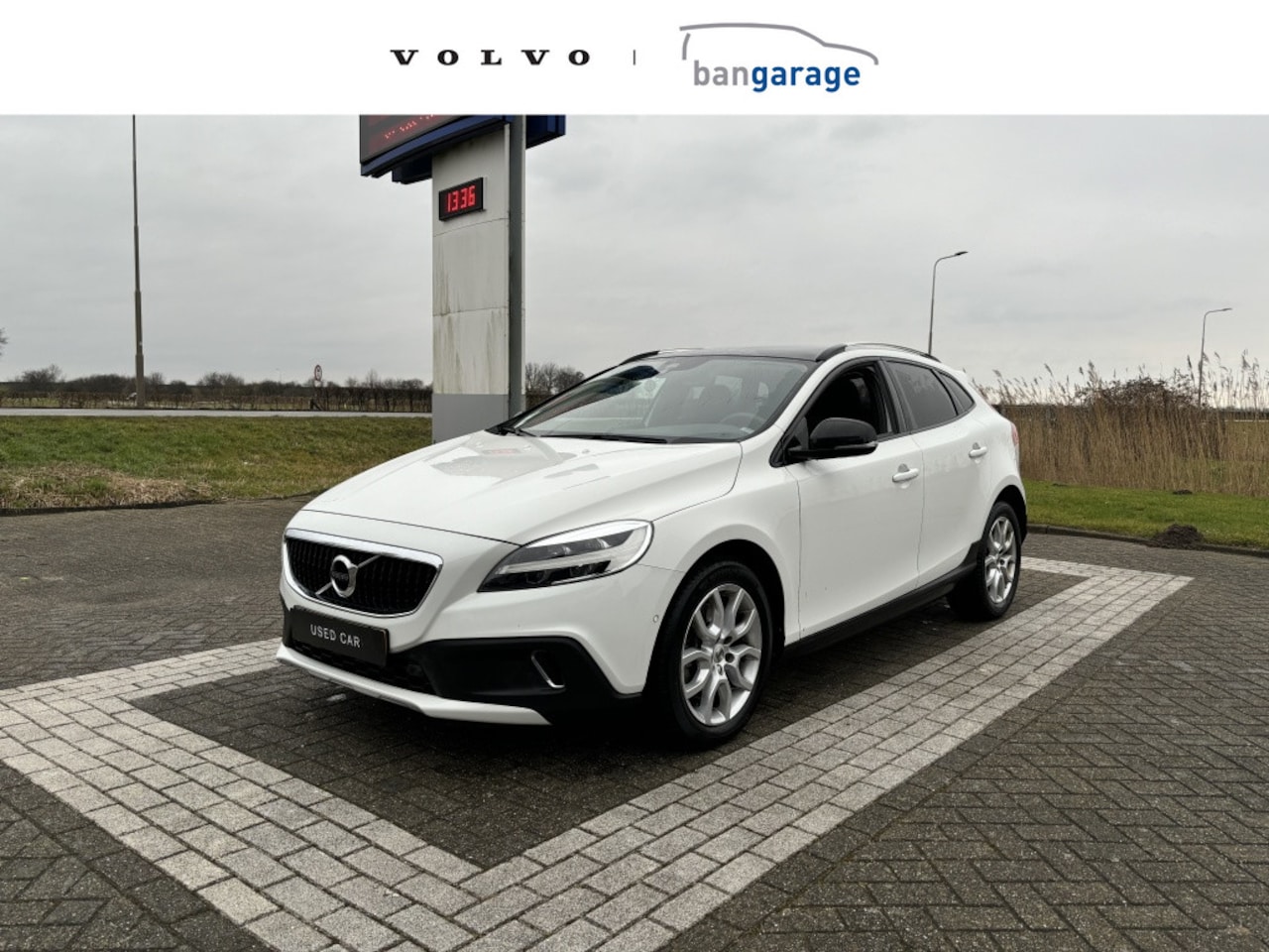 Volvo V40 Cross Country - T3 Polar+ Luxury Panoramadak Leder H/K Park.Camera Automaat - AutoWereld.nl