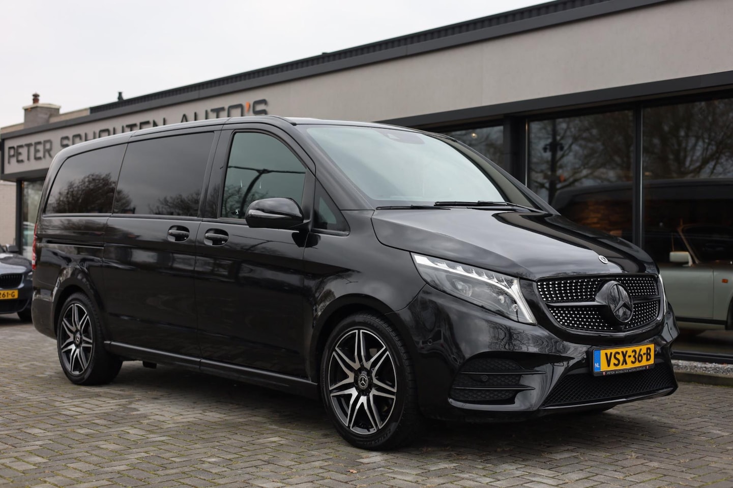 Mercedes-Benz V-klasse - 300d DC Lang AMG Night Pakket Avantgarde | Leder | 360 Camera | Trekhaak | 19" LMV - AutoWereld.nl