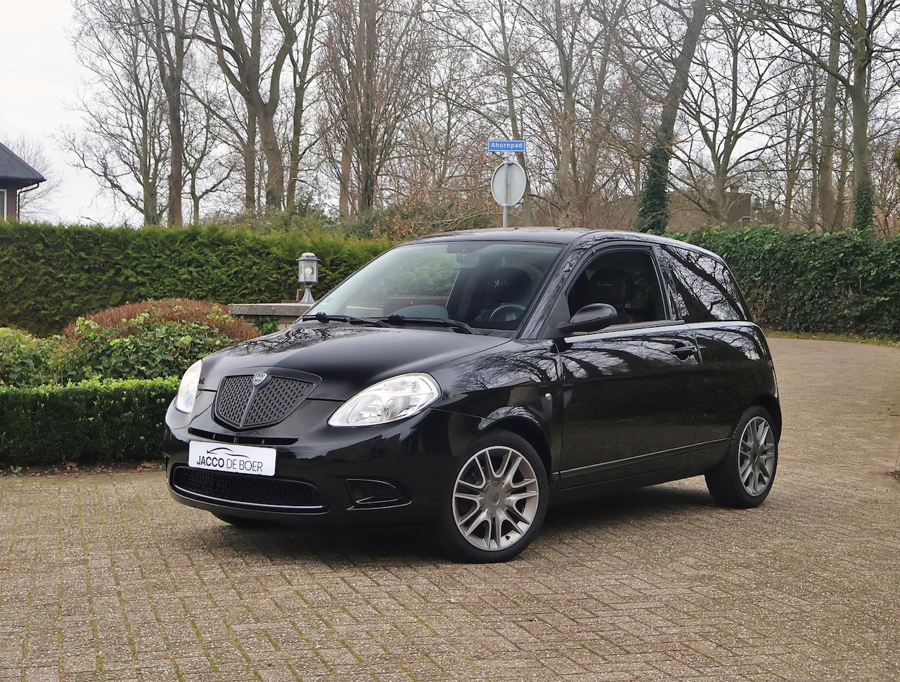 Lancia Y(psilon) - Ypsilon 1.4-16V Sport MOMO-DESIGN - AutoWereld.nl