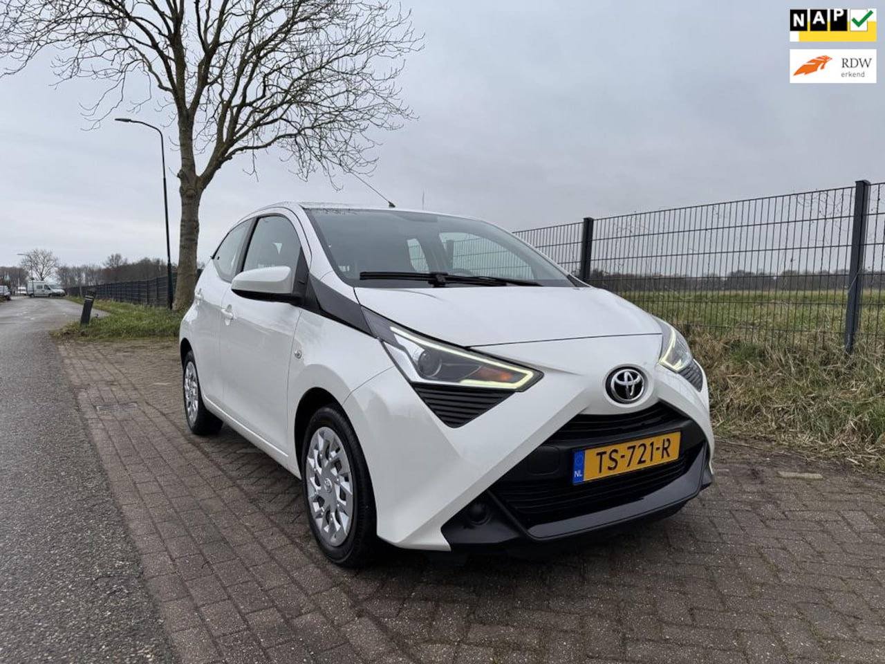 Toyota Aygo - 1.0 VVT-i x-play 1.0 VVT-i x-play, Camera, Navigatie, Apple Carplay, Airconditioning, Electr. spiegels, 1e - AutoWereld.nl