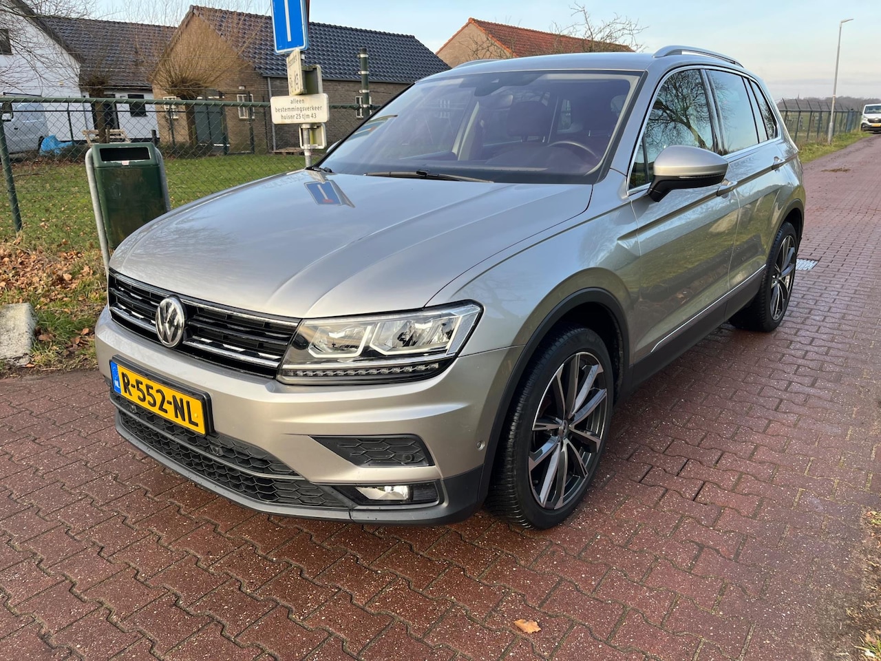 Volkswagen Tiguan - 1.5 TSI ACT Highline Business R | Camera | Stuurwiel verwarmd - AutoWereld.nl