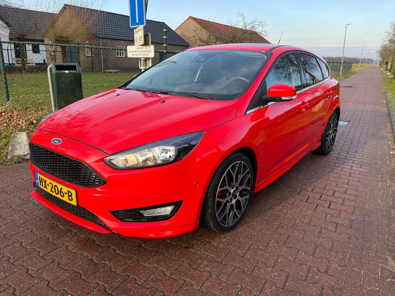 Ford Focus - 1.0 Titanium Sport-Opendak-L.M-Camera-Trekhaak - AutoWereld.nl