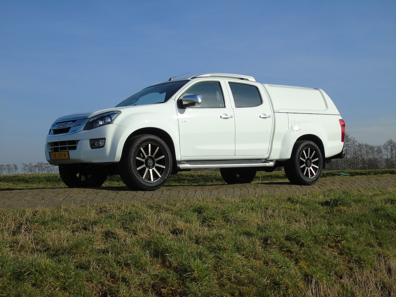 Isuzu D-Max - 2.5 Double Cab LSX 5-personen grijs kenteken - AutoWereld.nl