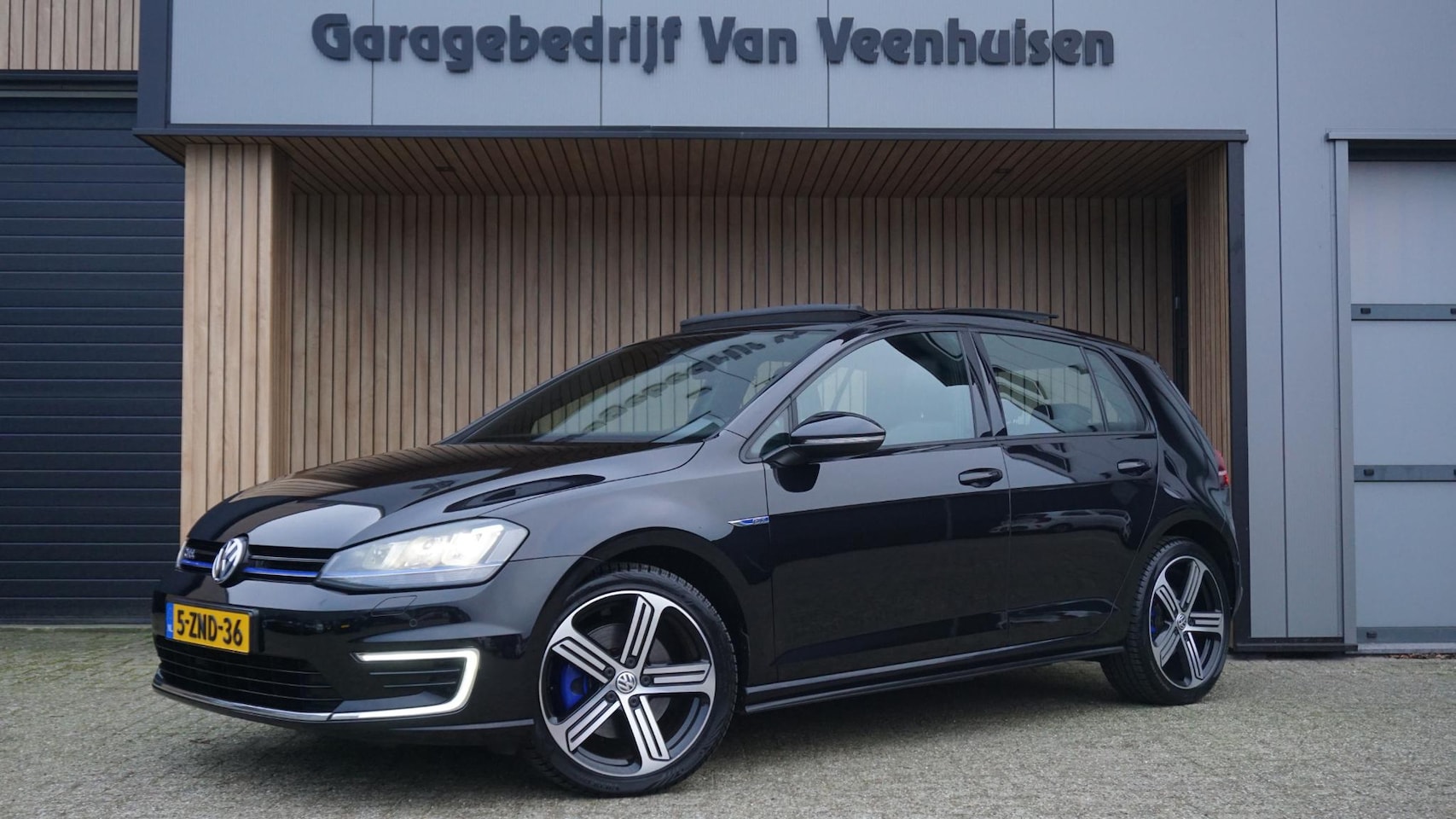 Volkswagen Golf - 1.4 TSI 204pk GTE DSG 5Drs Pano.Dak Leder 18inch LM LED Trekhaak A-Camera DAB *NL auto* - AutoWereld.nl