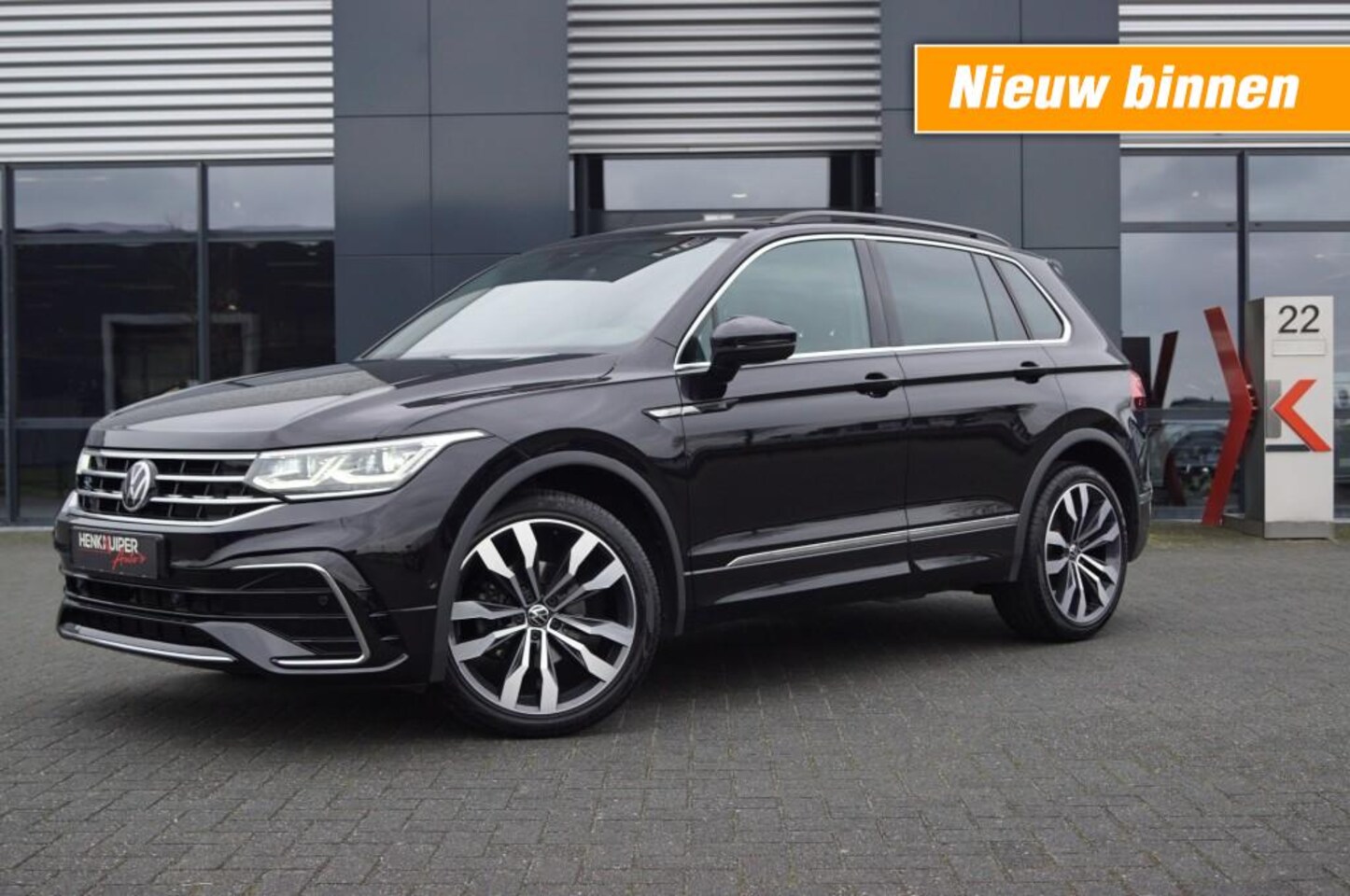 Volkswagen Tiguan - 1.5 TSI DSG R-Line /Panodak /IQ LED Matrix /Navi /20 Inch LM/ACC - AutoWereld.nl