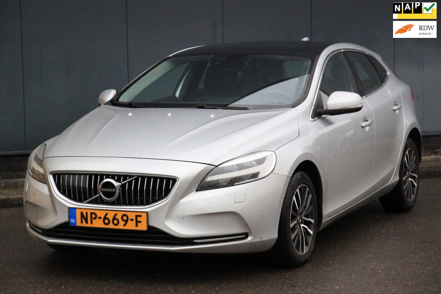 Volvo V40 - 2.0 D2 Nordic+ Panorama/Camera/Luxury Pakket/Leer/Stoelverwarming - AutoWereld.nl