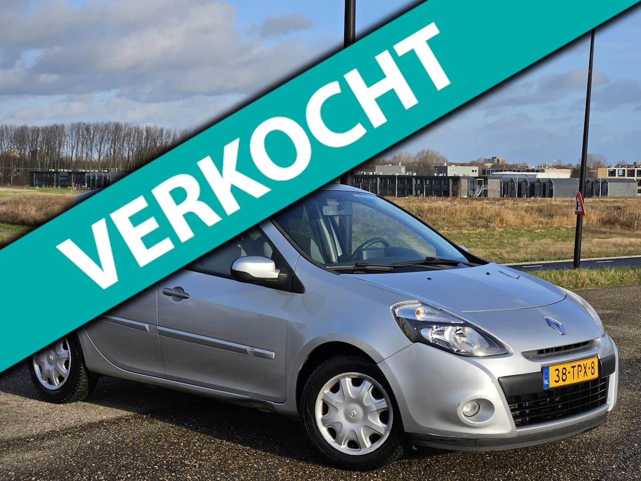 Renault Clio - 1.5 dCi Authentique Navigatie|Airco|Cruise|Trekhaak|Parrot|Nap|Boekjes - AutoWereld.nl